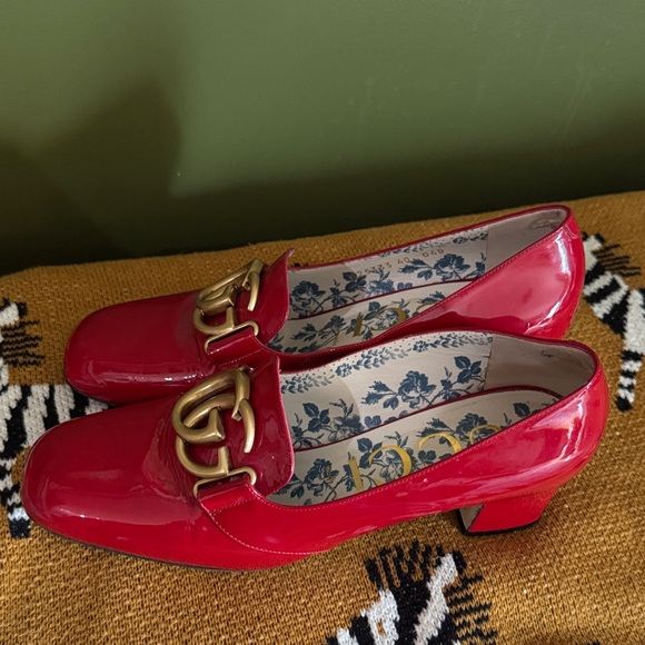 Gucci Red Patent Leather Flats with Gold Logo - Picture 5 of 11